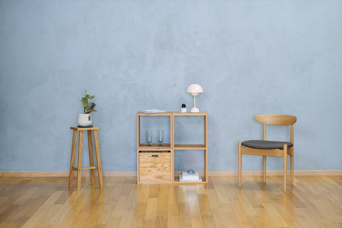 Swalloチェア、ハイスツールを置いて