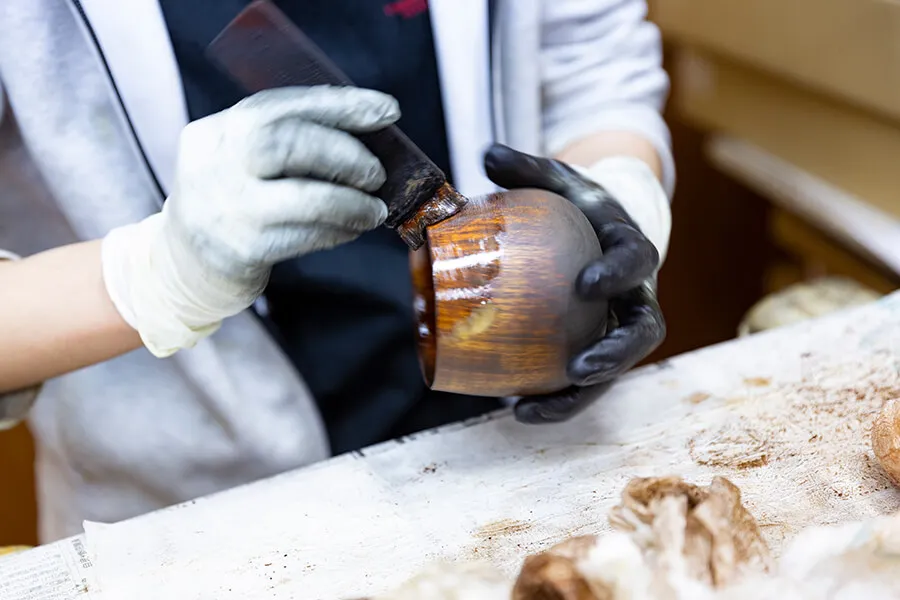 漆塗の作業風景