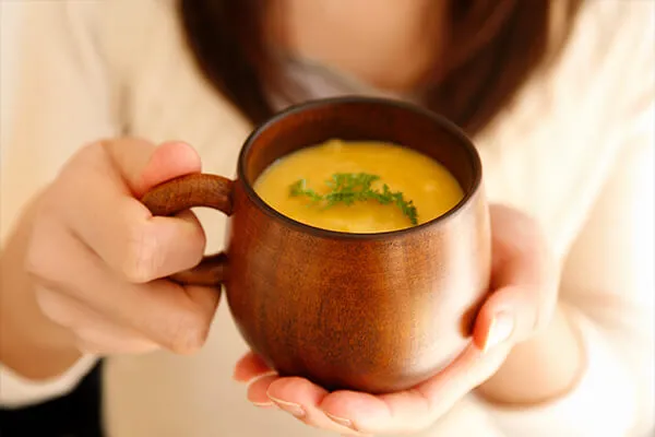 手のひらに温もりを―やさしさの形を追求した木の器› Oak Village NOTE